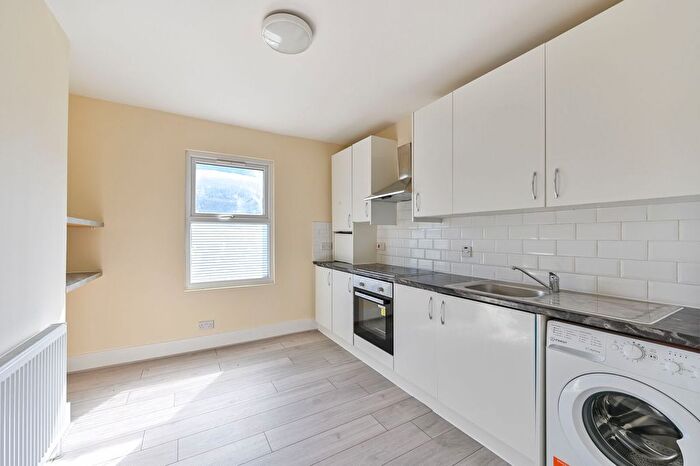 2 Bedroom Flat For Sale In Hanworth Road, Hounslow, Hounslow, TW3