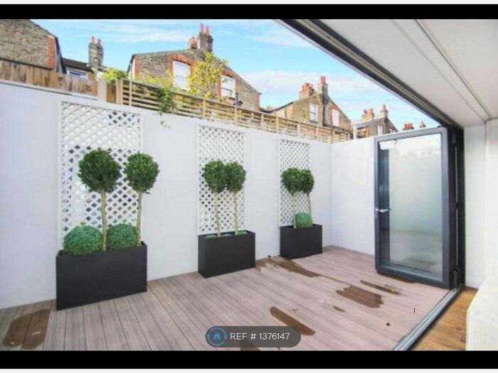 3 Bedroom Flat To Rent In Tooting, London, SW17