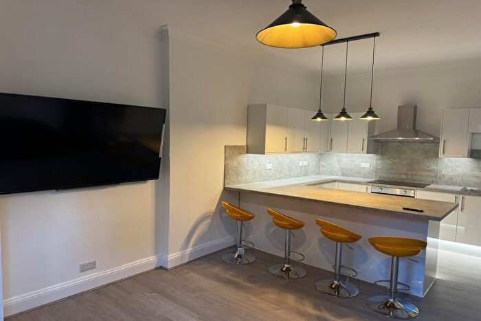 5 Bedroom Flat To Rent In Bedroom First Floor Flat In Meyrick Park, BH3
