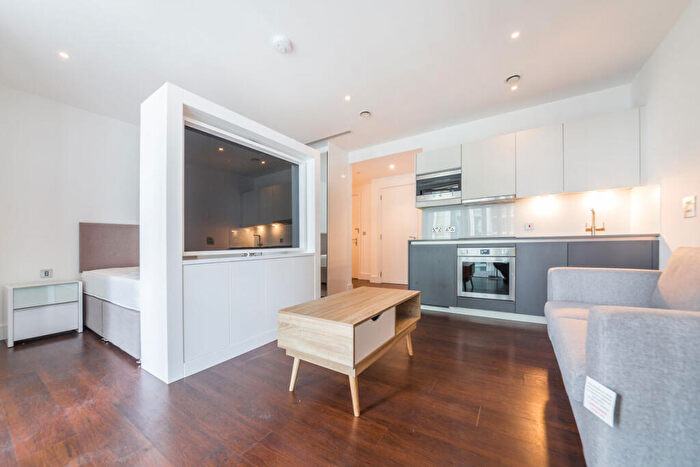 Flat To Rent In Harbour Way, Canary Wharf, E14