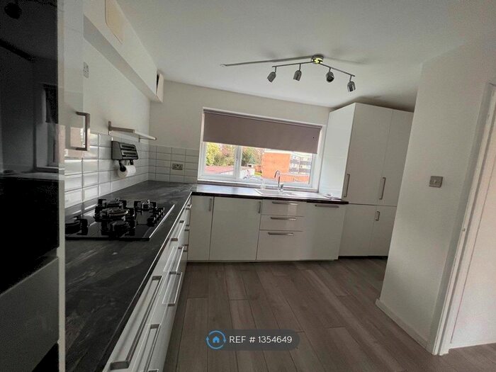 3 Bedroom Flat To Rent In Hampton Lane, Solihull, B91