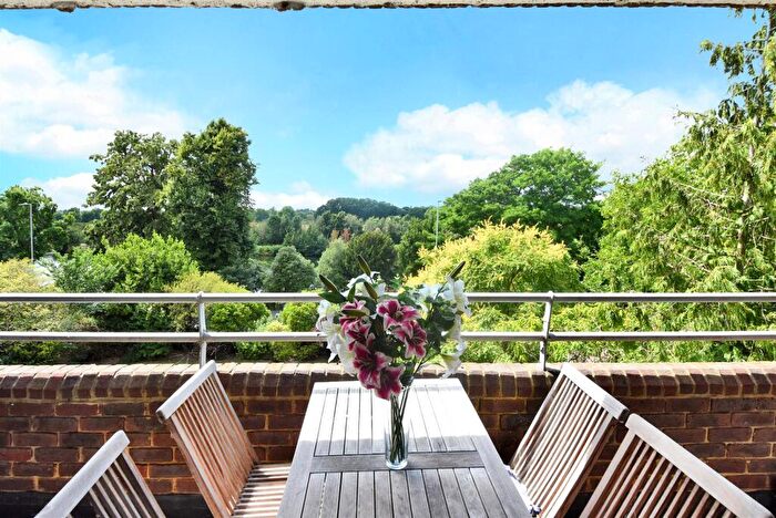 2 Bedroom Flat For Sale In Anglesea Road, Kingston Upon Thames, KT1