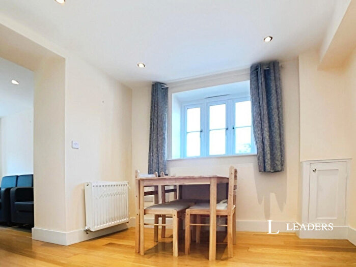2 Bedroom House To Rent In East Street, Stamford, Lincolnshire, PE9