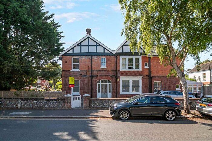 1 Bedroom Flat For Sale In Converted First Floor Flat, Cowper Road, Worthing, BN11