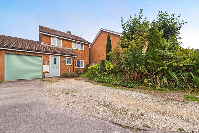 3 Bedroom Link Detached House For Sale In Embrook Way, Calcot, Reading, Berkshire, RG31