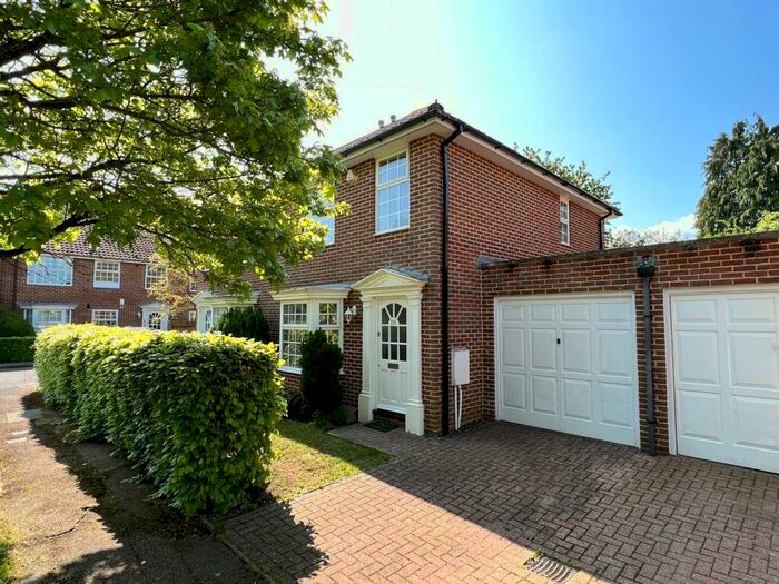 3 Bedroom Semi-Detached House To Rent In Parkway Gardens, Welwyn Garden City, AL8