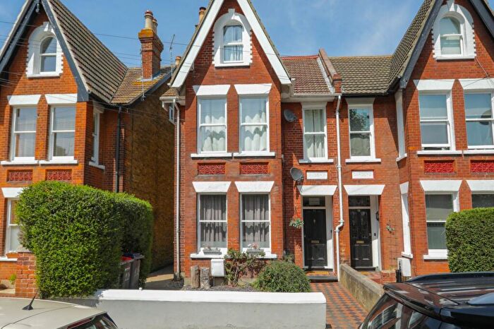 2 Bedroom Flat For Sale In Queens Gardens, Herne Bay, Kent, CT6