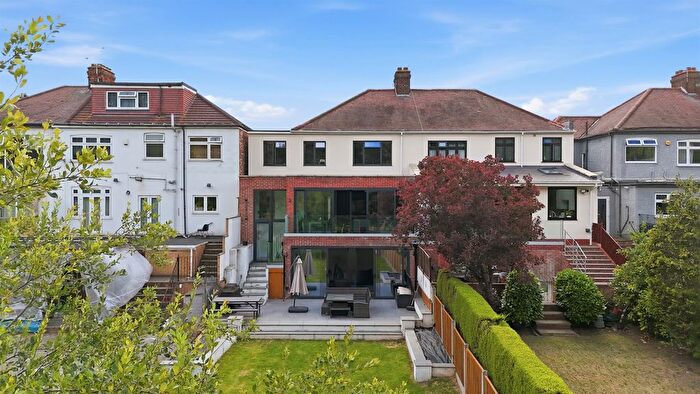 4 Bedroom Property For Sale In Onslow Gardens, London, E18