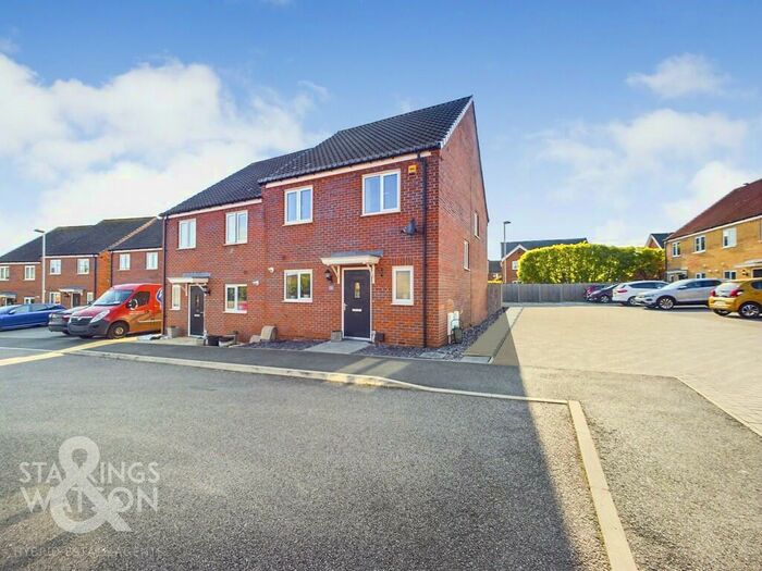 3 Bedroom Semi-Detached House For Sale In Blyth Close, Blofield, Norwich, NR13