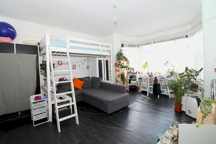 Studio To Rent In West Heath Drive, Golders Green NW11