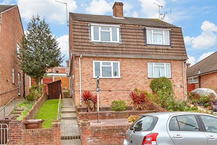 3 Bedroom Semi-detached House For Sale In Nickleby Close, Rochester, Kent, ME1