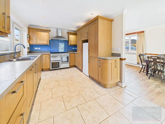 2 Bedroom Detached Bungalow For Sale In Fleetwood Gardens, Market Harborough, LE16