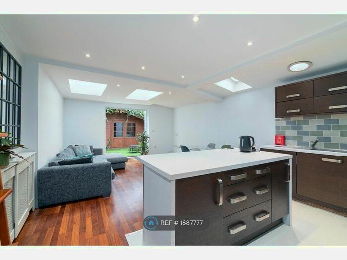 2 Bedroom Flat To Rent In Meon Road, London, W3