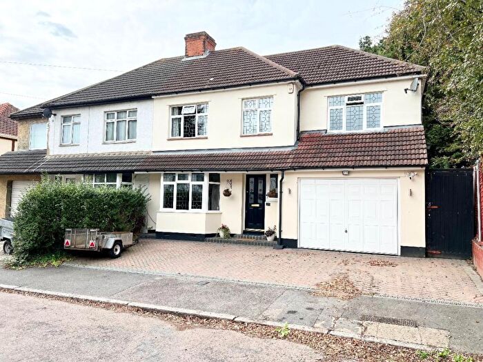 5 Bedroom Semi-Detached House For Sale In Woodstock Avenue, Romford, RM3
