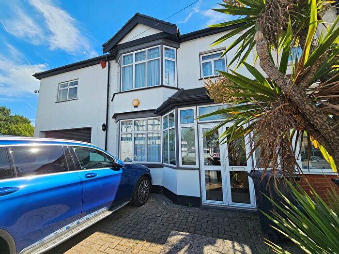6 Bedroom End Of Terrace House To Rent In Benton Road, Ilford, IG1