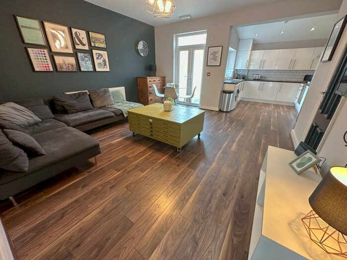 6 Bedroom Terraced House To Rent In Esher Road, L6