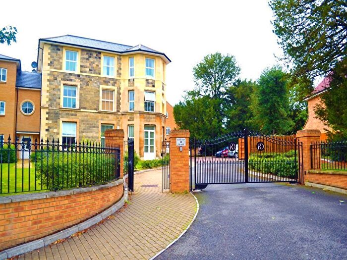 2 Bedroom Flat For Sale In Sloane Court, The Grove, TW7
