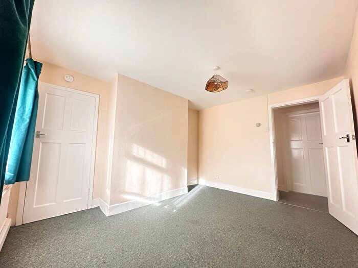 2 Bedroom Maisonette For Sale In London, W3