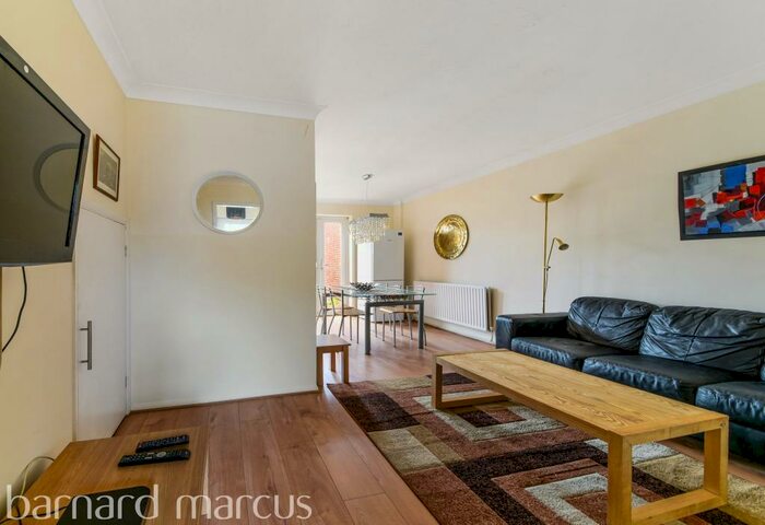 3 Bedroom House To Rent In St Georges Gardens, Surbiton, KT6