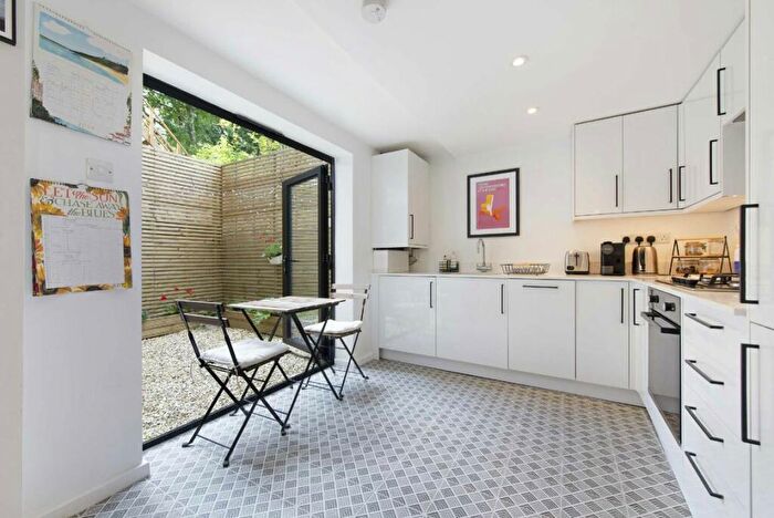 1 Bedroom Flat For Sale In Hanley Road, London, N4