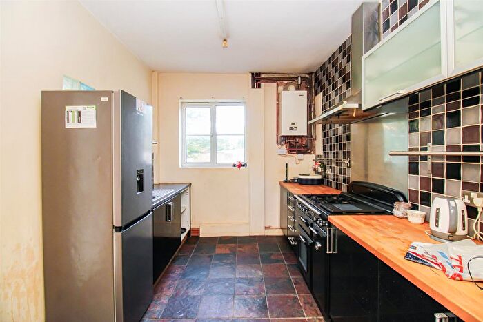 3 Bedroom End Terrace House For Sale In Hawthorne Terrace, Wakefield, WF2