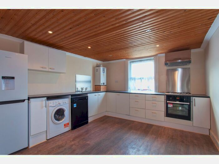 3 Bedroom Flat To Rent In Cornford Grove, London, SW12