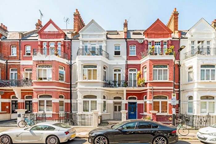4 Bedroom Flat To Rent In Castletown Road, West Kensington, W14