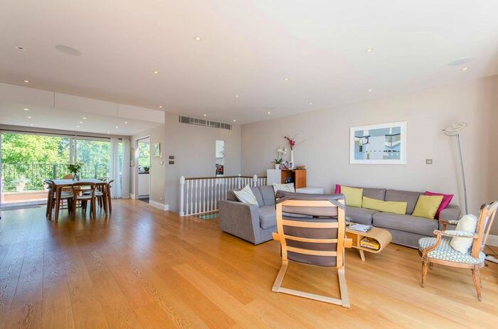 3 Bedroom Flat To Rent In Cornwall Gardens, South Kensington, London, SW7