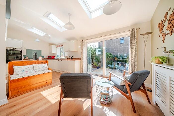 4 Bedroom Link Detached House For Sale In Dark Lane, Witney, OX28