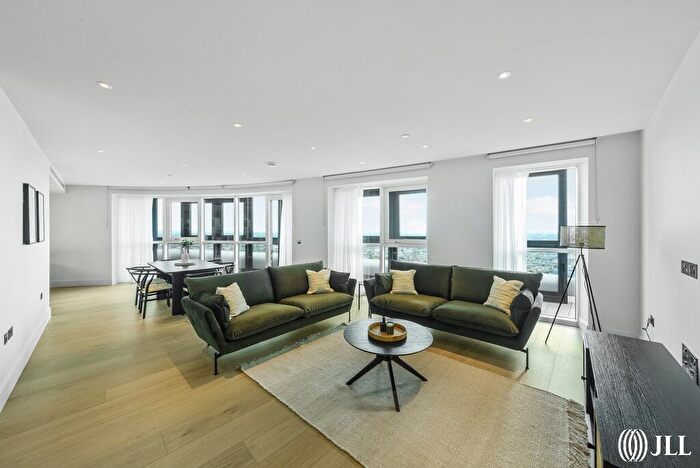 3 Bedroom Flat To Rent In Cascade Way, London, W12