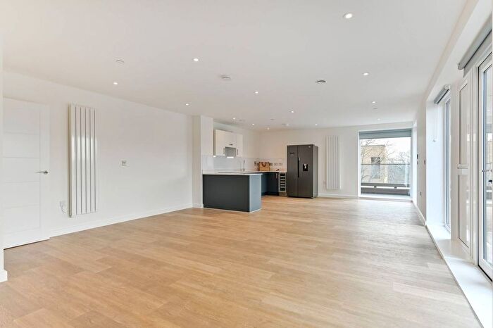 3 Bedroom Flat To Rent In Walton Court, Walton-On-Thames, KT12