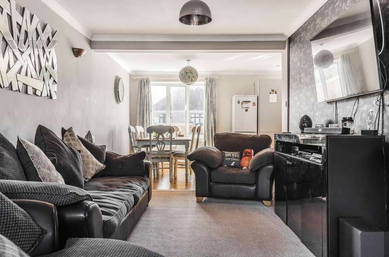 3 Bedroom Detached House For Sale In Draycott Road, Chiseldon