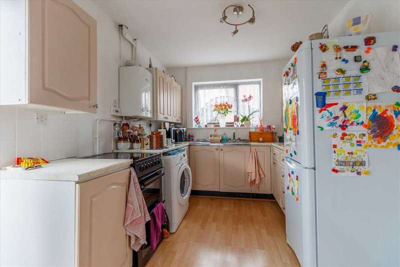 4 Bedroom Detached House For Sale In Walsingham Avenue, Kettering, NN15