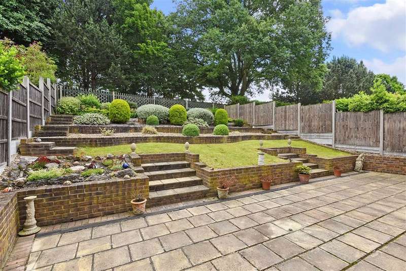 3 Bedroom Detached Property For Sale In Glastonbury Close, Orpington