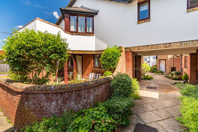 2 Bedroom Ground Flat For Sale In Garden Mews, Warsash, Southampton