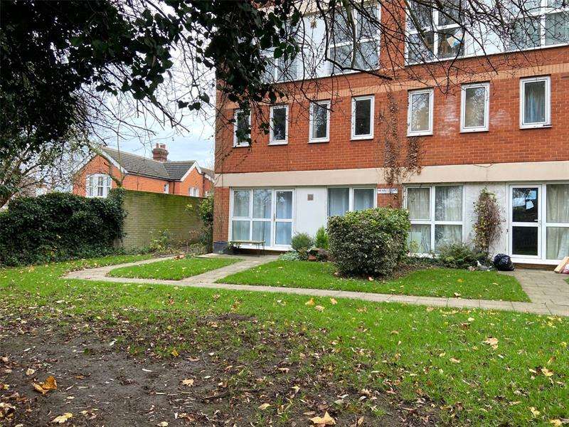 2 Bedroom Apartment To Rent In King Close, Rayleigh, Essex, SS6