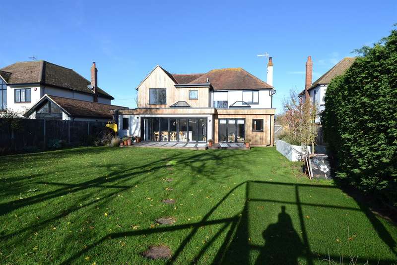 4 Bedroom Detached House For Sale In Longtye Drive, Chestfield