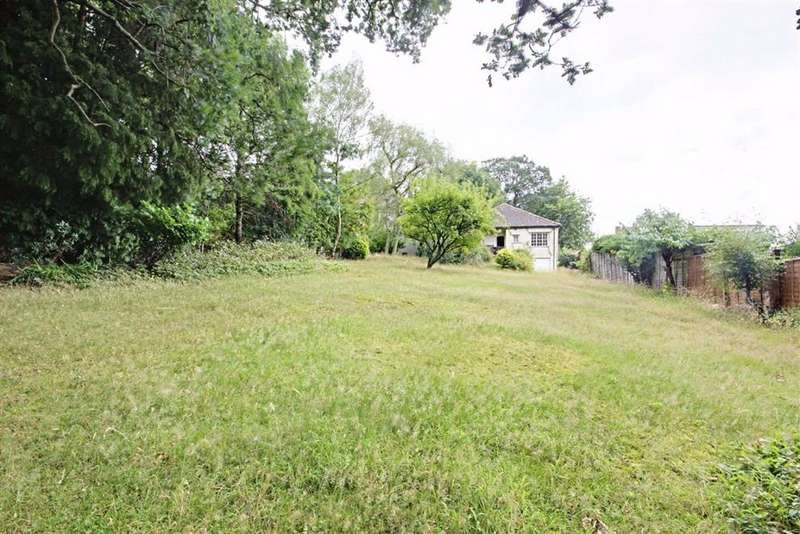 2 Bedroom Bungalow For Sale In Cuffley Hill, Goffs Oak, Hertfordshire, EN7