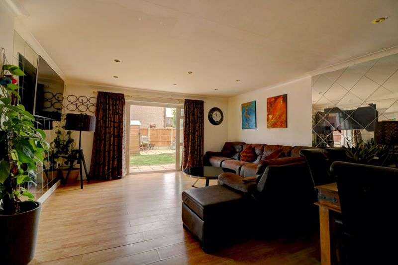 5 Bedroom Home For Sale In Birch Road, Romford, RM7