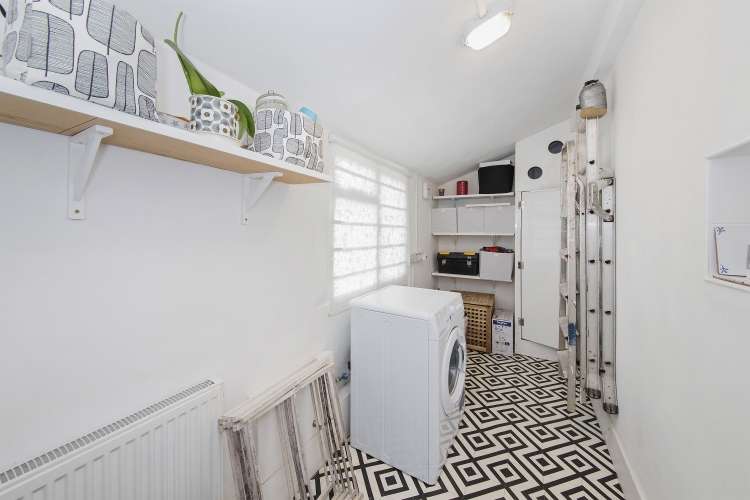 3 Bedroom Cottage For Sale In Woodhill, London, SE18