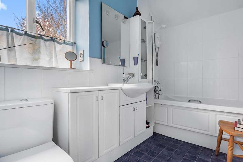 5 Bedroom Detached House For Sale In Shrivenham Road, Highworth