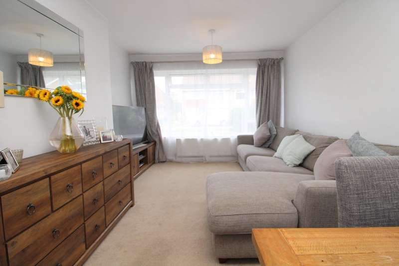 2 Bedroom Ground Flat For Sale In Oak Grove, Lower Sunbury, TW16