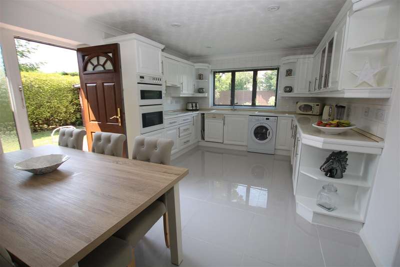 3 Bedroom Detached Bungalow For Sale In Ancaster Drive, Sleaford, NG34