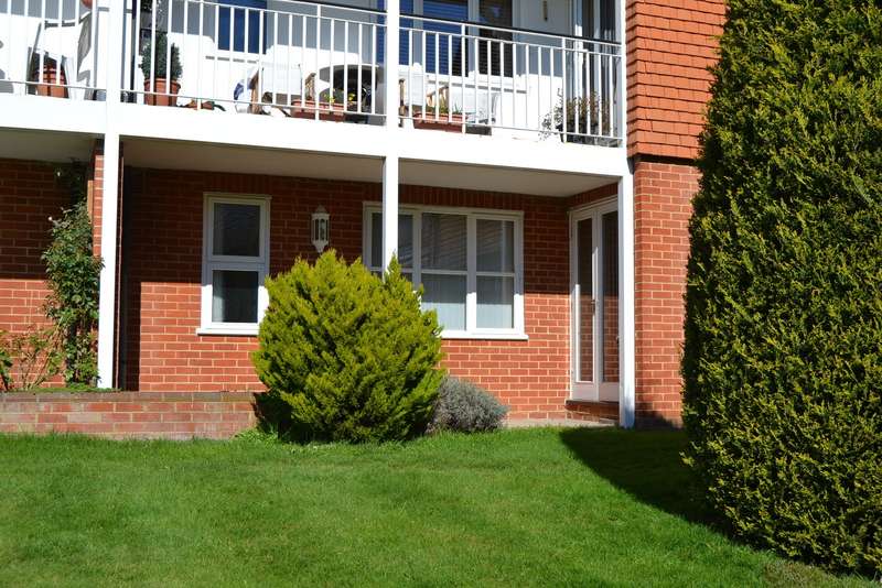 2 Bedroom Apartment Flat For Sale In Leigh Corner, Cobham, KT11