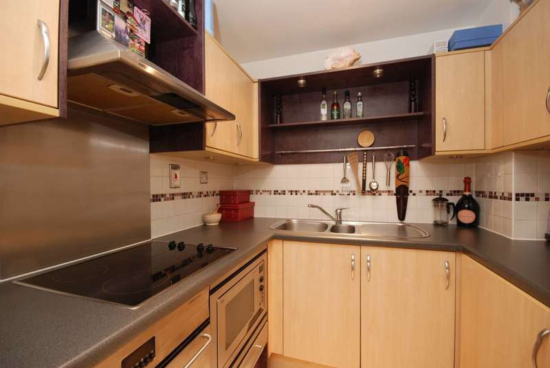 Flat To Rent In Smugglers Way, Wandsworth Town, SW18