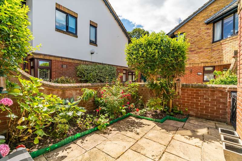 2 Bedroom Ground Flat For Sale In Garden Mews, Warsash, Southampton