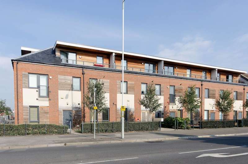 3 Bedroom Flat To Rent In Station Approach, South Ruislip, HA4