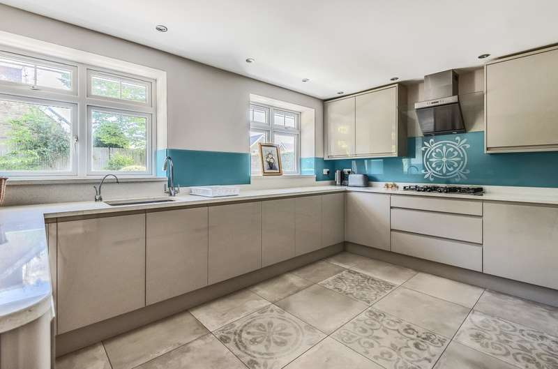 5 Bedroom Detached House For Sale In Wakehams Hill, Pinner, HA5