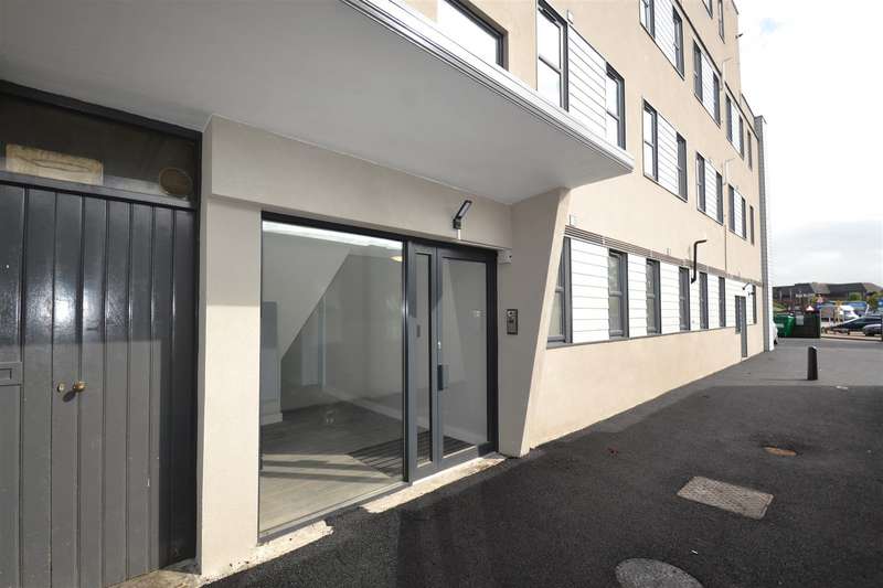 2 Bedroom Flat To Rent In Victoria Road, Horley, RH6