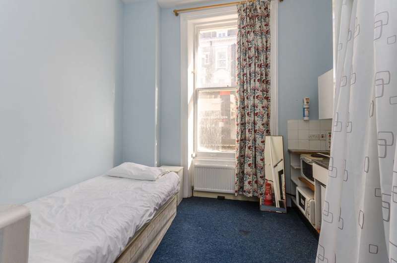 Flat To Rent In Castletown Road, Barons Court, W14